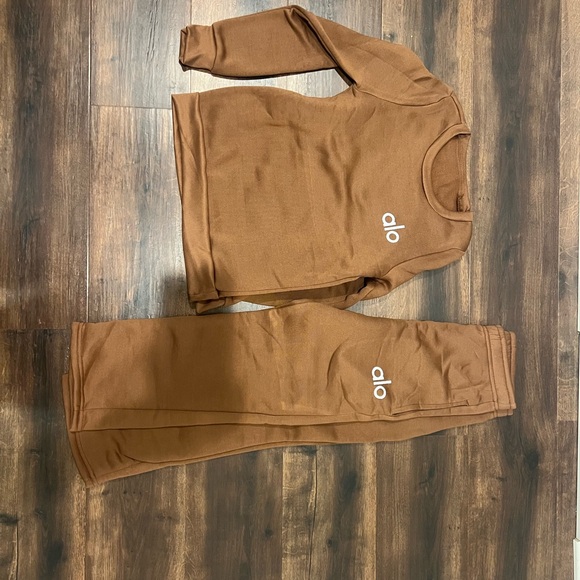 ALO Yoga White Sweatsuit - Picture 4 of 6